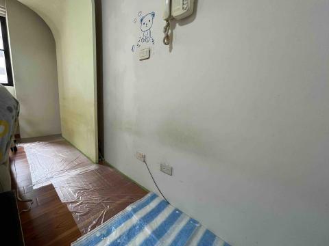 寒藝靈彩有限公司 - 新竹竹北
套房立面牆整理-Before 
去貼紙、黏貼掛鉤、重新上漆、局部壁癌 寒藝靈彩有限公司 - 新竹竹北
套房立面牆整理-Before 
去貼紙、黏貼掛鉤、重新上漆、局部壁癌