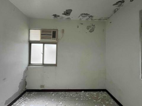 寒藝靈彩有限公司 - 壁癌刮除地上都是粉塵碎塊 寒藝靈彩有限公司 - 壁癌刮除地上都是粉塵碎塊