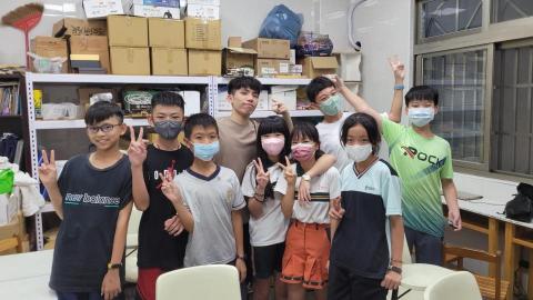 李承彥 - 我與補習班學生們的合照（中間褐色衣服是本人）