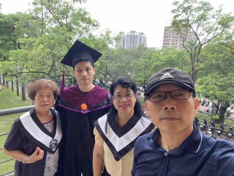 梓榆 Vincent - 碩士服家庭照