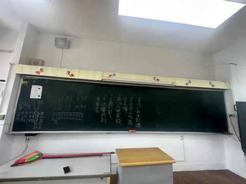 翁維廷 - 學校：拆除教室黑板