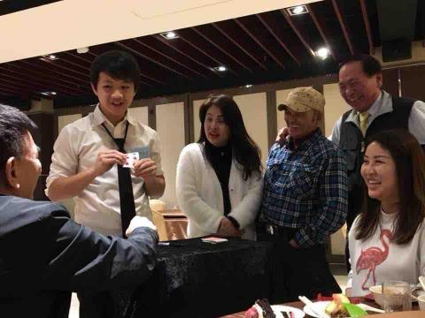 陳亭宇 - 和菜餐廳沿桌表演