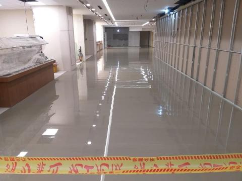 喨騰有限公司 - 醫院地下室餐廳瓷磚改PVC，自平泥施作。