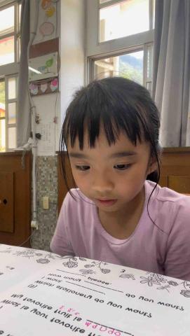 黃邵涔 - 這是我在教導小二妹妹英文會話的照片