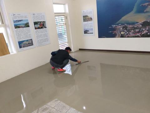 喨騰有限公司 - 教室裝潢地坪自平泥施作。