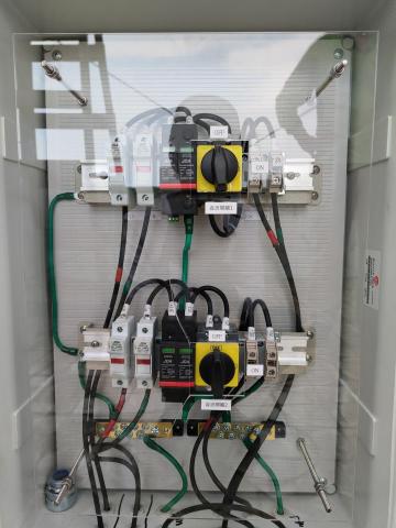 田先生  水電、物聯網 - 太陽能DC配電箱安裝。