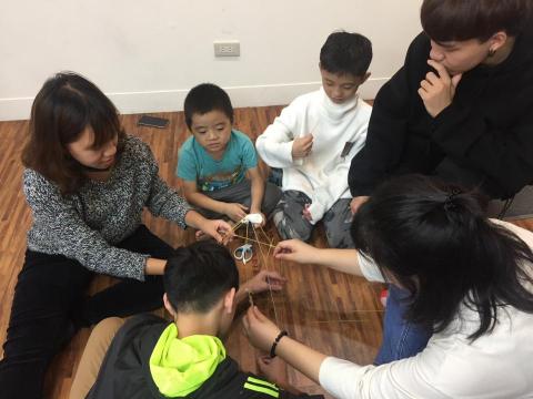 Daniel Chen - 於台北萬興國小擔任志工，教導兒童創意學習