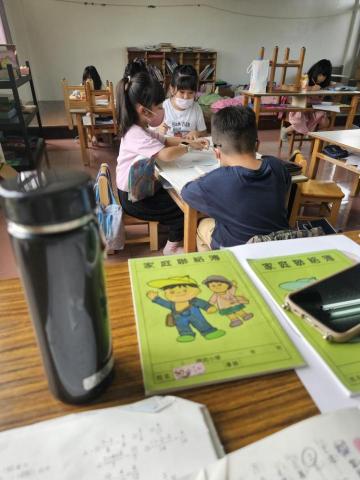 羅冠蕾 - 有輔導國小安親班經驗