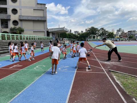 張 - 新埔國小擔任體育老師