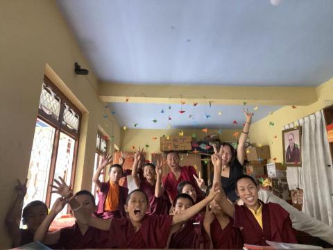 蔡馨漩 - 在尼泊爾寺廟裡教導小和尚英文、數學。以蒙特梭利教具教學。