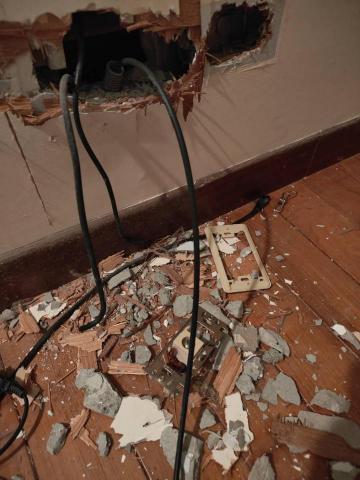 書銘網路通訊有限公司 - 水泥牆打掉順利找到暗管至屋外弱電箱