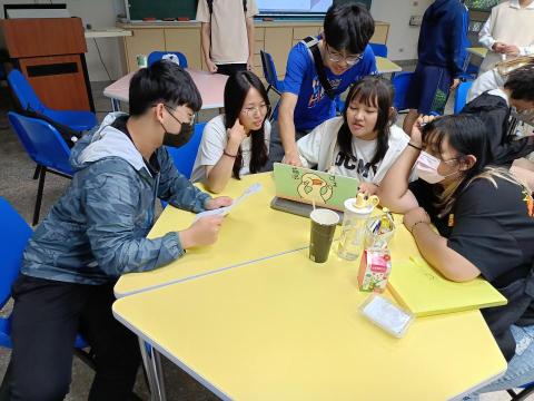 楊斯伃 - 與同學討論課業