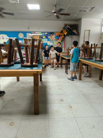 楊斯伃 - 曾在民雄國小暑期學扶擔任老師，下課時間學生正遊完嬉戲。