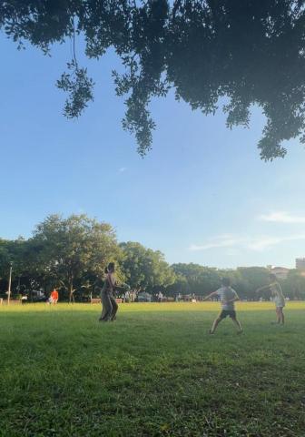 劉怜君 - 在公園與學生交流、玩球