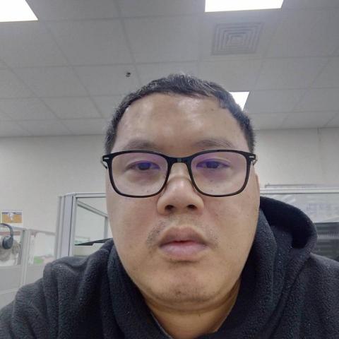 提供唱歌唱歌服務的專家簡先生