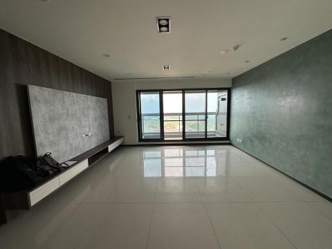 肆意塗裝設計 - 新北市高層豪宅 (1/6)

服務項目：設計與統包工程

客戶喜歡的風格是簡潔、質樸、溫暖並帶有設計感，很榮幸能替客戶設計並打造出一個滿意且舒適的空間，讓幸福的小家庭入住。