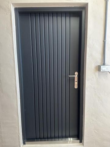 肆意塗裝設計 - 天母公寓 

服務項目：油漆與塗裝工程
我們使用無毒且環保的高級塗料為客戶施作大門烤漆，並透過簡潔的色彩搭配，協助客戶在有限的預算內，打造嶄新的空間。