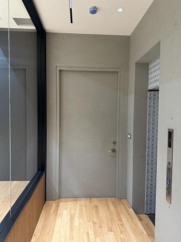 肆意塗裝設計 - 台北市頂級豪宅 (8/8)

服務項目：油漆與塗裝工程
客戶在北市精華地段持有一整棟物產，給家人入住。其中一層規劃做為籃球場與運動空間。我們使用最頂級的進口漆料與特殊塗料，為客戶打造奢華而舒適的運動空間。