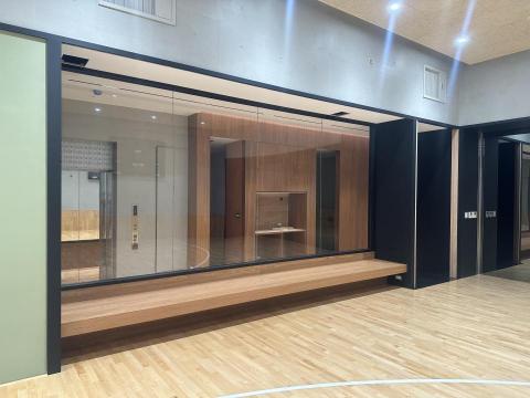 肆意塗裝設計 - 台北市頂級豪宅 (1/8)

服務項目：油漆與塗裝工程
客戶在北市精華地段持有一整棟物產，給家人入住。其中一層規劃做為籃球場與運動空間。我們使用最頂級的進口漆料與特殊塗料，為客戶打造奢華而舒適的運動空間。