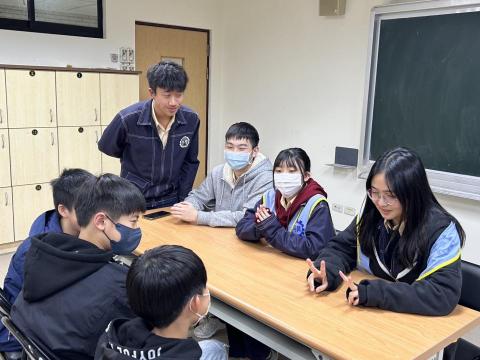 成爾彤 - 代表學校高中部提供國中生全英語模擬面試（右一）