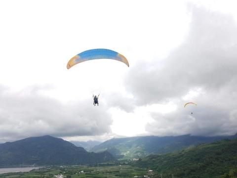 瘋遊台灣 接送機 團體 個人 家庭 包車旅遊 - 滑翔翼