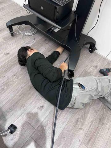 傑出專業除蟲工作室-專業除白蟻服務 - 台中知名系統櫃製造廠商，百坪辦公室實施預防白蟻防治，照片中師傅不是在睡覺，因為是刁鑽角度去施作。