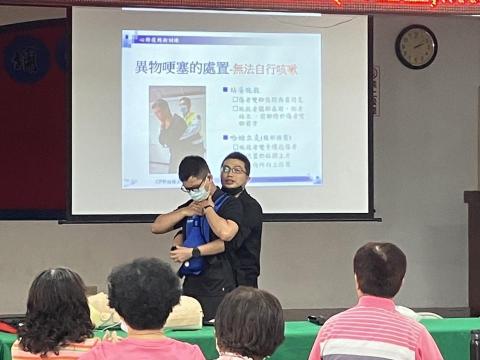 社團法人中華健康暨急救教育推廣協會-EMT救護教官團 - 哈姆立克(異物哽塞)急救法教學