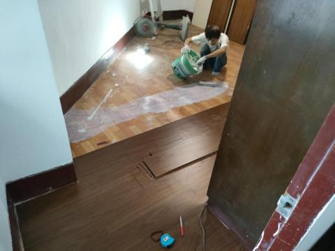 詹朝欽 - 貼地板施工