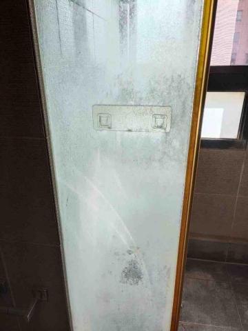屋伶居家清潔 - 浴室玻璃水垢清潔前