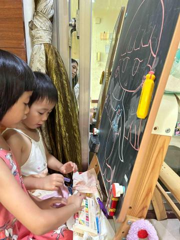 詹薏嘉（伴讀家教） - 畫圖給孩子上色～培養手眼協調能力和創造力！