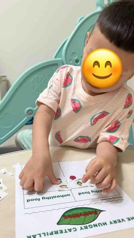 蕭佳瑜 - 共讀完《The very hungry caterpillar》之後延伸活動，學習將健康及不健康的食物分類。