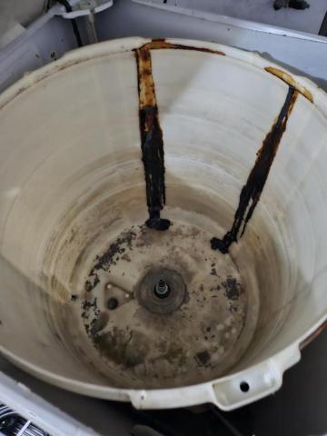 AC愛洗洗冷氣洗洗衣機洗水塔 - 洗衣機髒污嚴重，就像洗衣機哭泣的樣子