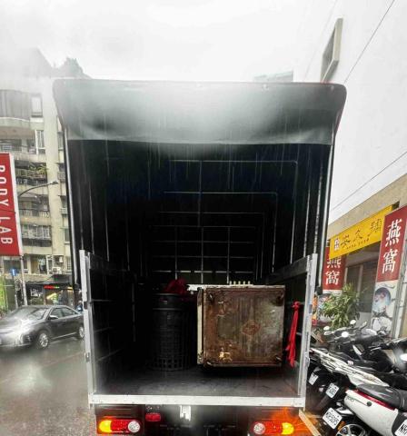 雙北市搬家 家庭垃圾-傢俱家電清運 - 營業冰箱清運上車