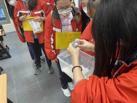 謝欣芸 - 擔任社團幹部時會定期至國小進行科學實驗教學以及服務