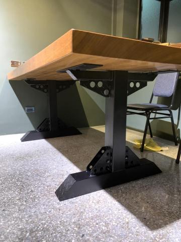 悍火金屬工作室 - WSF客製化鐵製桌腳
全手工製作的桌腳不再讓實木桌頭重腳輕，就算是8公分厚的桌板也是穩妥妥！