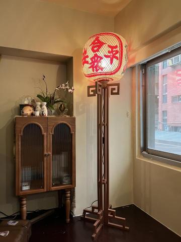 悍火金屬工作室 - WSF客製化立燈架
應客人要求製作具有復古風、古銅色可以放上從泰國帶回來的燈籠，讓燈籠變成居家使用的立燈