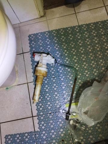 周昆興 - 馬桶水箱特殊進水器更換（拆下零件）