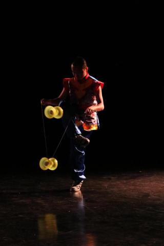 盧奕安 - 扯鈴演出