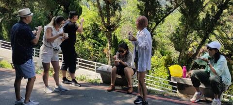 瘋遊台灣 接送機 團體 個人 家庭 包車旅遊 - 帶澳洲客戶野餐哈哈