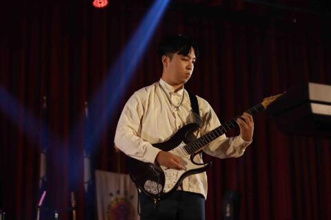 陳俊維 - 吉他以及熱舞都有所涉略