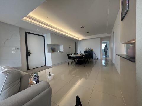 WeiCheng Liao - 裂縫修補 牆面刷乾淨