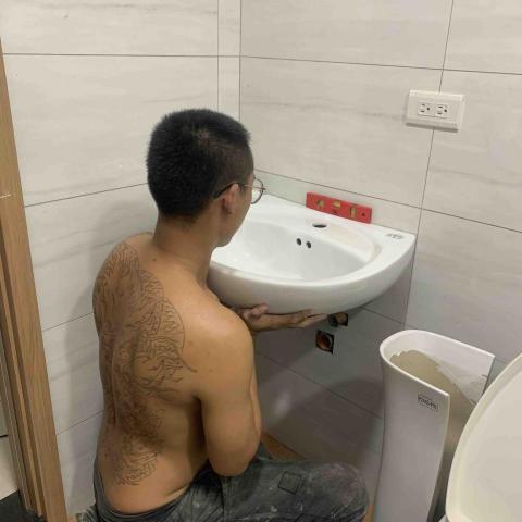 叱臣工程行 - 衛浴設備：高腳臉盆安裝