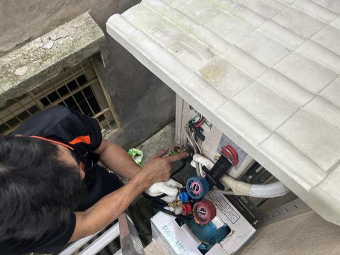 WeiCheng Liao - 灌冷媒外機清洗