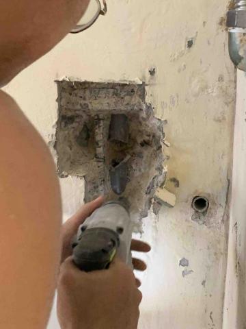 叱臣工程行 - 水管破裂 鑿牆修復（原狀況）