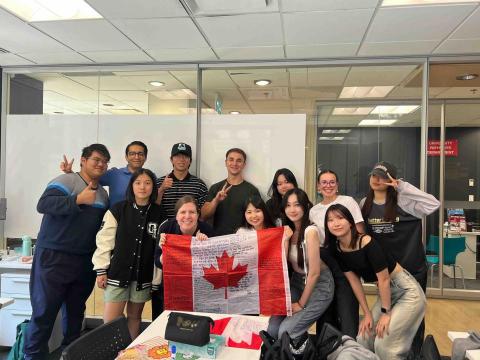 Stella Huang - 加拿大遊學結業照（我是國旗右方白衣服的）