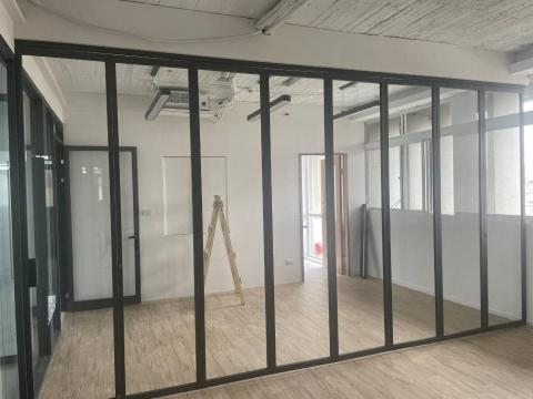 墨瑪室內裝修有限公司 - 結合會議室及茶水間中間折疊玻璃門