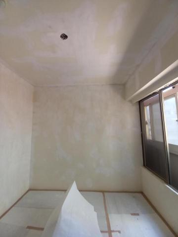 秝研油漆 防水工程 - 新竹市北區社區名稱：慶華綠晶 全室乳膠漆+跳色油漆（虹牌鄉居+I白+得利雄鹿白改色女裝灰+司曼特燕麥黃） 施工中