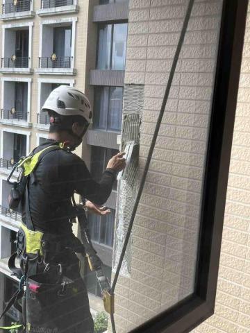 呂柏儀 - 高空外牆磁磚修補