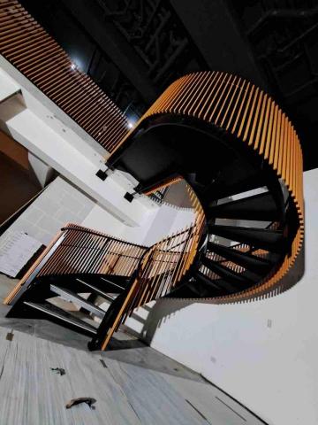 小鮮肉油漆工程👷 - 旋轉梯烤漆 選用橘色、黑色
呈現時尚感