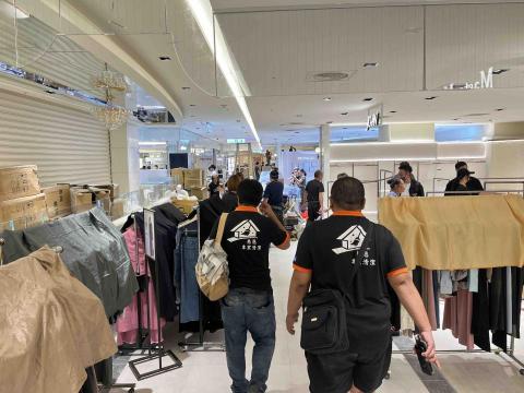 慈恩專業清潔 - 慈恩專業清潔

今日工作項目：

總算順利完成台南新光三越新天地裝潢後洗清，接下來九月份漢神巨蛋裝潢後細清

?服務地區：?高雄

✅服務項目：
1️⃣居家清潔（長期定點清潔）
2️⃣分租清潔
3️⃣退租清潔
4️⃣交屋清潔
5️⃣空屋清潔
6️⃣重點區域清潔（如：廚房 浴室 臥室）
7️⃣大樓清洗水塔以及公寓清洗水塔
8️⃣水塔清洗
9️⃣浴室洗除垢清洗
?廚房油汙清洗
1️⃣1️⃣水冷空调水塔清潔
1️⃣2️⃣5~15灑水車出租、工程用水、
園藝澆花、道路清洗、抑制揚塵、自來水運送
1️⃣3️⃣消毒除